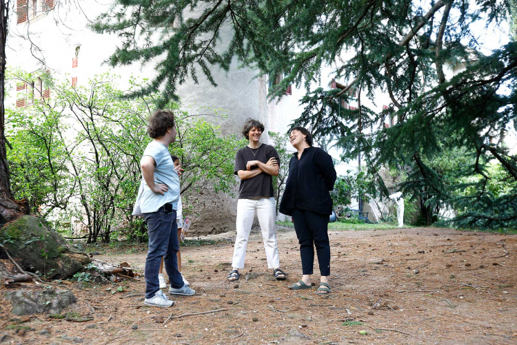 Für die Kunst: Sarah (Bildmitte) und Kathrin Oberrauch sind um die Welt gereist, jetzt kümmern sie sich um die Finstral-Sammlung. Andrej Werth hat mit den Schwestern ein Sommergespräch über Kunst und Familie geführt (ab Seite 34).