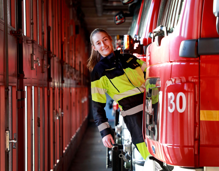 Lisa Kuppelwieser in der Fahrzeughalle der Berufsfeuerwehr Bozen: „Ich schätze die vielfältigen Arbeitsbereiche und die Weiterbildungsmöglichkeiten sehr.“