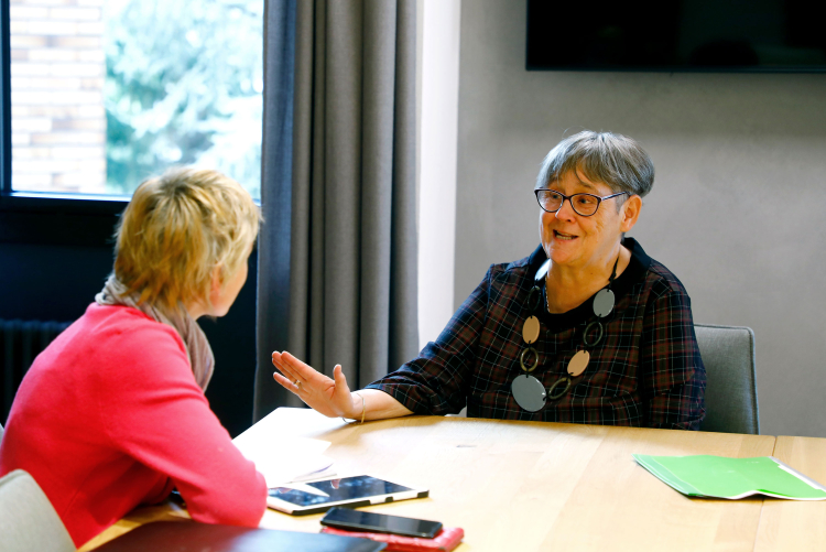 Sozialberufe führen ein Schattendasein, bemängelt Marta von Wohlgemuth, Geschäftsführerin des Dachverbands für Sozialberufe. Alexandra Aschbacher hat mit ihr gesprochen. „Hier tut jeder, was er will.“
Ab Seite 48