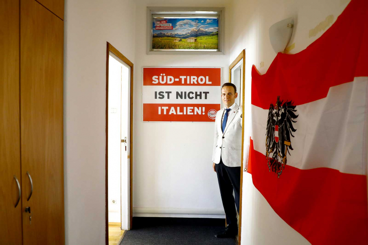 Er darf sich freuen: Sven Knoll am Montagvormittag im Parteisitz in der Bozner Südtirolerstraße.