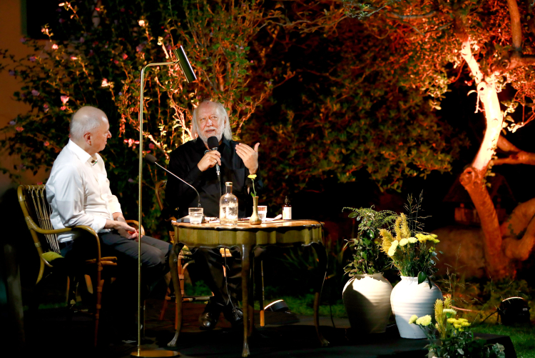 Eröffnungsabend der 41. Literaturtage Lana, Donnerstag letzte Woche: Am Podium sprechen László
Krasznahorkai (rechts) und Gregor Dotzauer übers Schreiben.