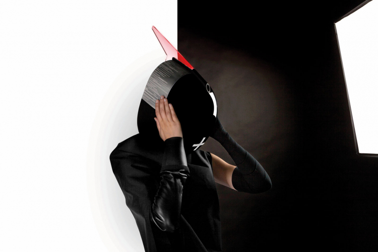 Better safe than sorry. So sieht die Interpretation einer Schutzmaske des in München lebenden Produktdesigners Christian Zanzotti aus: Ein Helm eines Motorradprojekts, kombiniert mit einem „Filter“. Ganz nach dem Motto: Sicher ist sicher. Make