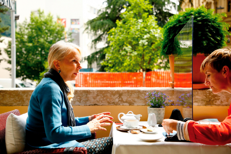Gespräch hinter Plexiglas: Senatorin Julia Unterberger hat sich mit Alexandra Aschbacher im Café des Bozner Hotel Laurin zum Politinterview getroffen (Seite 22). Gespräch hinter Plexiglas