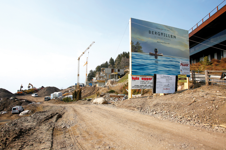 „Erweiterung“ des 5-Sterne-Hotels „Chalet Mirabell“ in Hafling. Die Luxus-Chalets sollen im Mai eröffnet werden. „Für diese unfassbar schöne Region, in der wir zu Hause sind – können wir leider gar nichts! Wir hatten nur das große Glück, unser 5-Sterne- Wellnesshotel Südtirol genau an dieser Stelle entstehen lassen zu können“, heißt es auf der Homepage des Hotels. Ein Umbau in den vergangenen zwei Jahren sorgt dafür, dass nun insgesamt 140 Gäste an diesem Glück teilhaben können (rechts im Bild ein Teil des angrenzenden Haupthauses). Baustelle