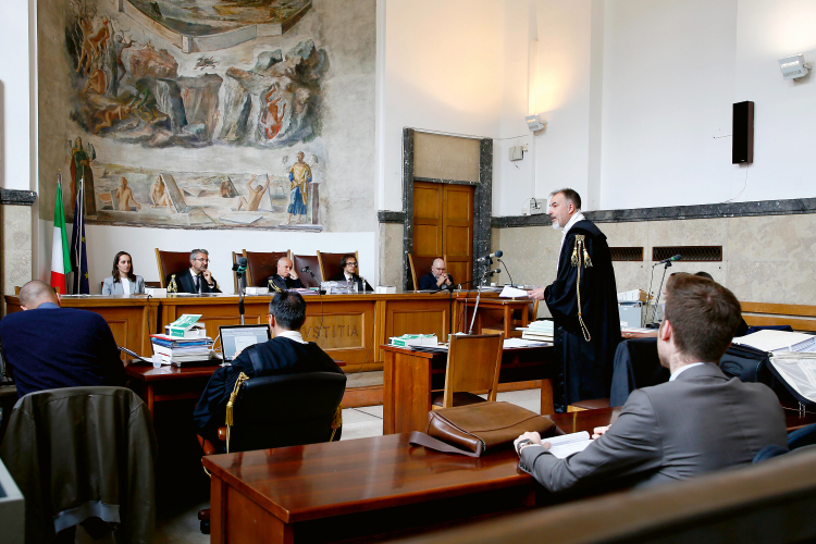„Parallelprozess in den Medien“: Anwalt Fabrizio Francia (stehend) fordert einen Freispruch für seine Mandantin Katia Tenti (neben ihm, sitzend). Am Richterpult, erkennbar an den Roben, Stefan Tappeiner, Carlo Busato
und Ivan Perathoner. Gerichtssaal