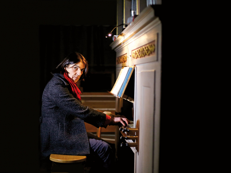 Agnes Schwienbacher an der Aigner-Orgel
