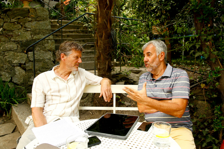 Sommergespräch: Markus Larcher (links) hat Merans Ex-Bürgermeister Paul Rösch
zu seinem neuen Buch über seine politischen Erfahrungen befragt.
Markus Larcher und Paul Rösch