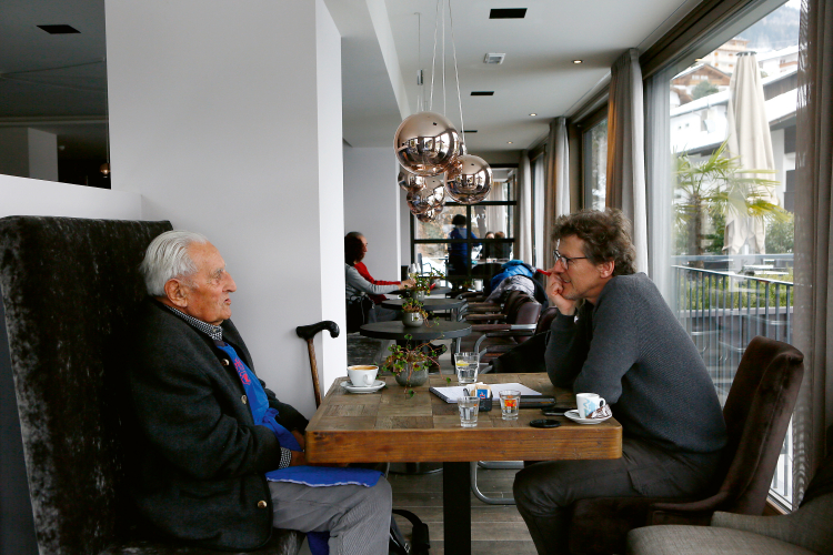 In Meran erzählt der Kriegszeitzeuge Sepp Innerhofer Markus Larcher von dem Mann Albert Speer, der half, den Krieg zu verlängern.
Sepp Innerhofer und Markus Larcher