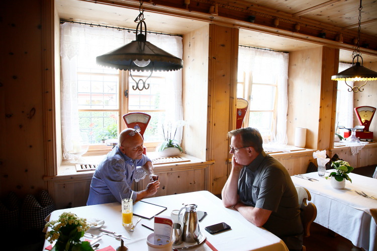 Sommergespräch mit der Linken-Ikone Bodo Ramelow: Norbert Dall’Ò (links) traf sich im Saltauserhof in Passeier mit dem Ministerpräsidenten von Thüringen. Der sagte Sätze wie: „Ich warne davor, ganze Volksgruppen zu kriminalisieren, aber: Ein Arschloch bleibt ein Arschloch bleibt ein Arschloch.“
Ab Seite 22. Norbert Dall’Ò und Bodo Ramelow