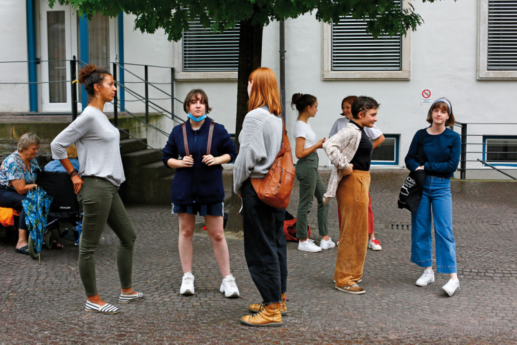Dunja Smaoui (ganz links) im Gespräch mit Jugendlichen für die ff-Titelgeschichte: „Sie sind neun von Tausenden Jugendlichen im ganzen Land“, sagt Smaoui. „Sie sind nicht repräsentativ. Und doch gehören sie zu denen, auf die kaum jemand
geschaut hat: auf die Zukunft unserer Gesellschaft.“ Gespräch mit Jugendlichen