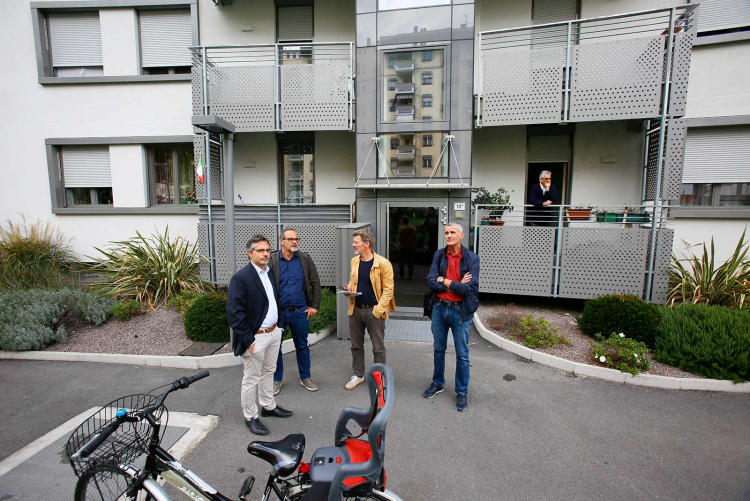 Markus Larcher (Mitte) bei der Recherche für die aktuelle ff-Titelgeschichte. Von links: Daniele Vettorato vom Eurac-Institut für erneuerbare Energien, Alessandro Teti und Mauro Rossi vom Technischen Amt Mitte-Süd des Wohnbauinstitutes.