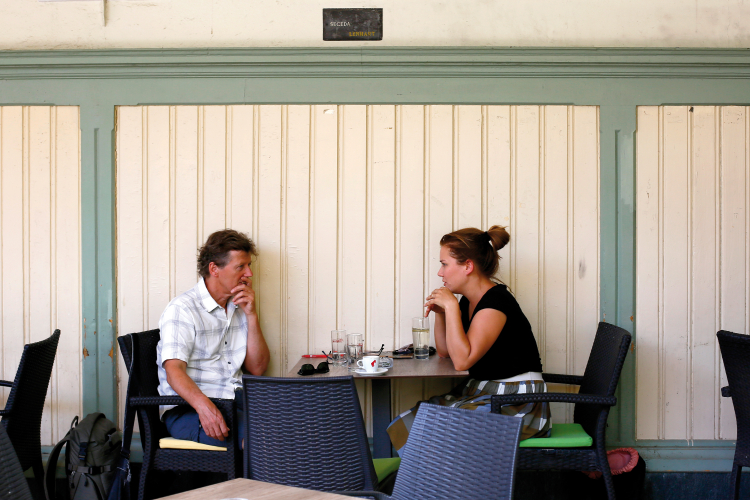 Sommergespräch: Markus Larcher mit
Stefanie Nagler in Meran: „Die Generation, die jetzt nachkommt, hat sich in einer gewissen Ohnmachtshaltung eingerichtet.“ Markus Larcher mit Stefanie Nagler