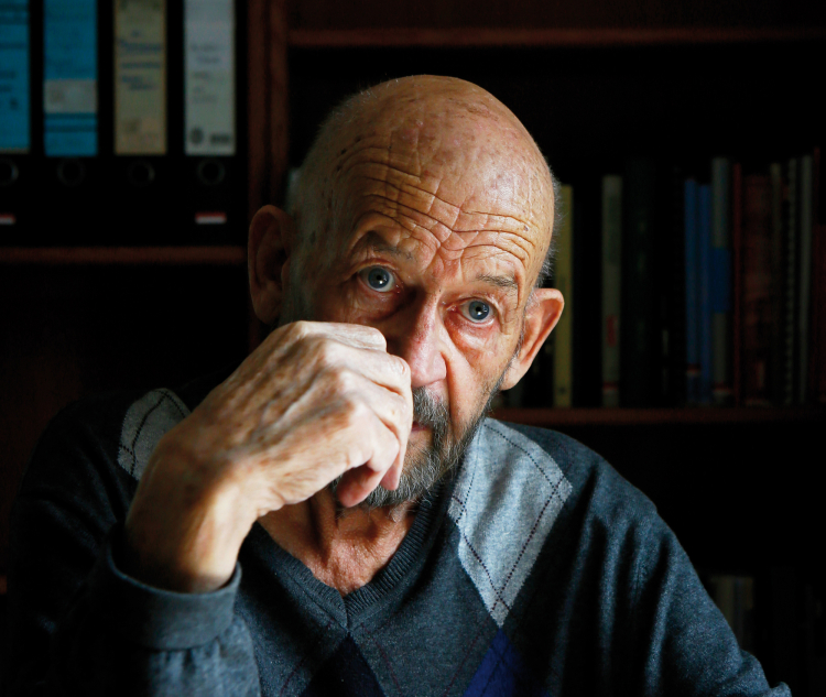 Hans Haid in seinem Haus in Längenfeld: Er ist ein „Heimatdichter, Geschichtsschreiber, Prediger, Satiriker, Vertriebener, Wortgewaltiger, Ungerechter, Hassender, Liebender, Dickschädel, Oberländer“, schreibt Felix Mitterer über ihn. Hans Haid
