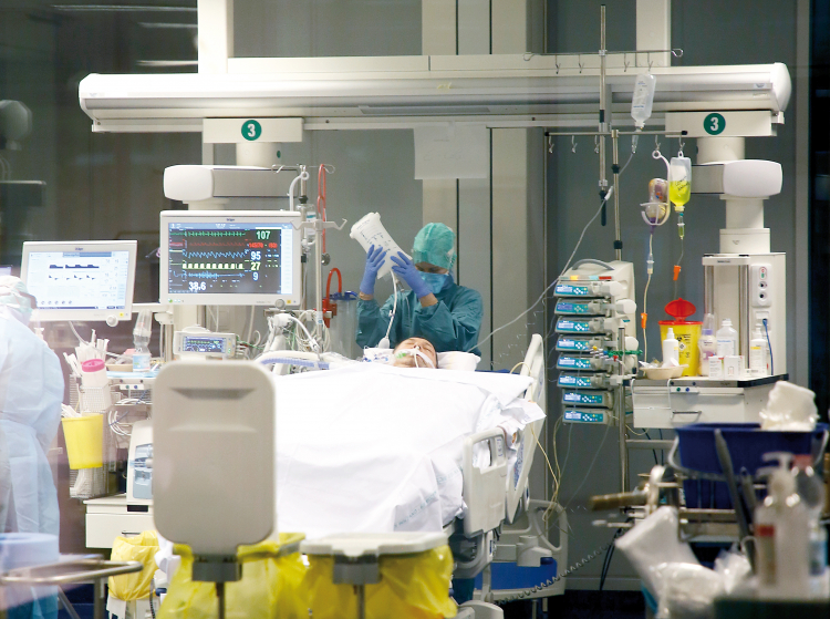 Auf der Bozner Intensivstation: Ärzte und Pfleger kontrollieren rund um die Uhr
die Geräte, mit denen die Covid-Patienten überwacht und versorgt werden. Intensivstationen