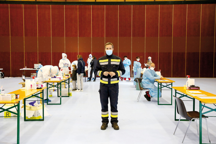 Im Einsatz: 600 Freiwillige arbeiteten in Bozen beim Covid-19-Massentest mit. Mittendrin Stadtrat Luis Walcher. Massentest