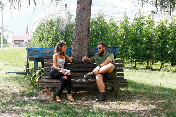 In Naturns im Vinschgau: Dunja Smaoui traf den konventionellen
Landwirt Michael Kaufmann für das ff-Sommergespräch. Dunja Smaoui und Michael Kaufman