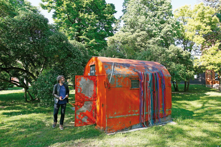 ff-Vizechefredakteur Georg Mair auf Recherche bei der Biennale in Venedig. Sieben Südtiroler Künstler stellen in diesem Biwak aus – Julia Frank, Leander Schönweger, Maria Walcher, Hannes Egger, Simon Perathoner, Jacopo Candotti und
Nicolò Degiorgis. Georg Mair in Venedig