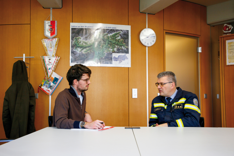 Manuel Saxl (links) hat Florian Alber gefragt: Wie oft sind Sie im Einsatz oder löschen Sie mehr am Schreibtisch? Das Porträt über den Kommandanten der Berufsfeuerwehr lesen Sie ab Seite 48. Manuel Saxl und Florian Alber