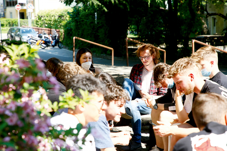 Alexander van Gerven im Gespräch mit Maturantinnen 