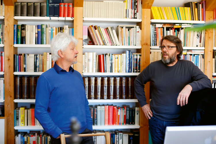 Georg Mair (rechts) hat den Übersetzer Werner Menapace in seiner Bücherklause in Tramin getroffen und sich bei ihm erkundigt, warum ihm das Spiel mit Worten Freude macht und was von seiner rebellischen Vergangenheit
geblieben ist. Werner Menapace und Georg Mair