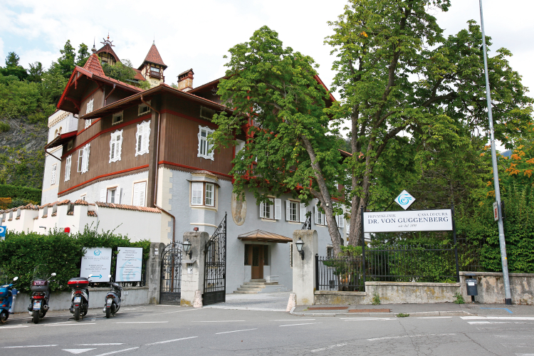 Bis vor kurzem erste Adresse von Brixen und Anziehungspunkt betuchter Gäste:
Rund um das Kurhaus
Guggenberg in Brixen
tobt heute ein Familienstreit. Kurhaus Guggenberg