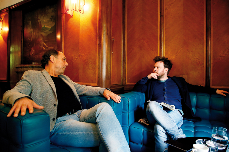 Wenn der Kellner zum Gast wird: Erwin Kuprian (links) in der Smokers-Lounge der Laurin-Bar in Bozen – eigentlich sein Arbeitsplatz. Seit zehn Jahren kellnert Kuprian im Parkhotel und hat jede Menge Leute kennengelernt. Nachzulesen im Porträt von ff-Redakteur Andrej Werth (rechts) ab Seite 46. Editorial
