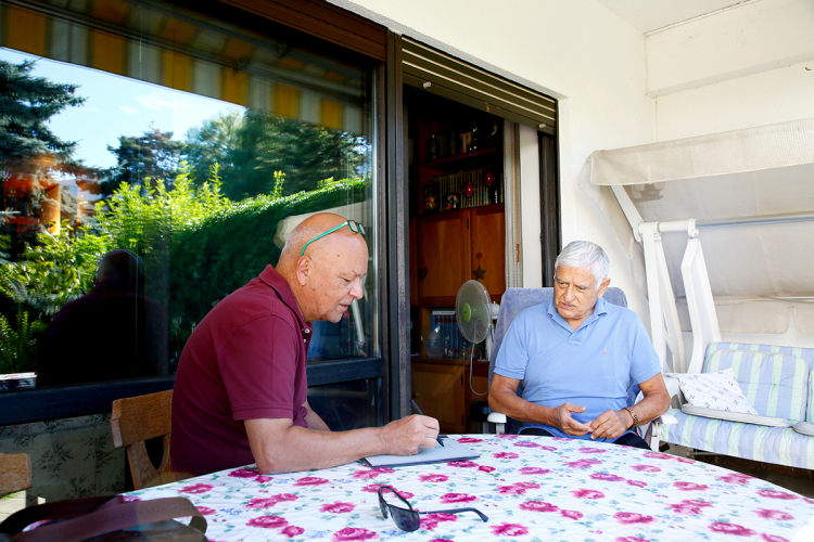 Linkes Bild Zu Besuch beim Alpini-General in Rente: Chefreporter Norbert Dall’Ò (links) recherchiert für das Porträt über Antonio Manco. Antonio Manco