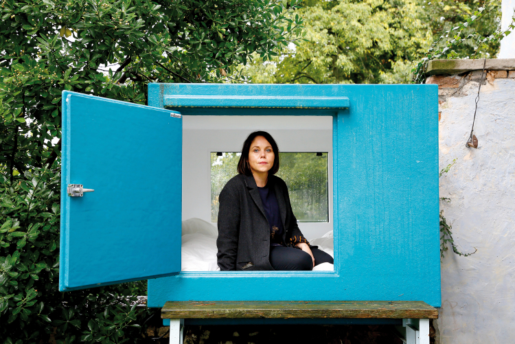 Eingetaucht in Kunst: Kathrin Oberrauch in der „Mini Capsule“ des Ateliers Van Lieshout im Park von Schloss Gandegg, St. Michael/Eppan. Kathrin Oberrauch im Park von Schloss Gandegg