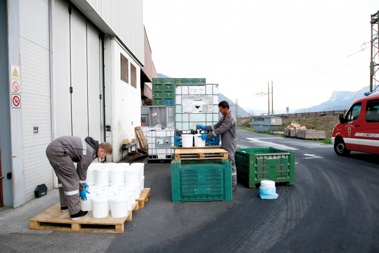 Was vorher nur für den Eigengebrauch vorgesehen war, wird jetzt in großen Mengen hergestellt: Produktion von Desinfektionsmitteln in der Meraner Obstgenossenschaft Cafa. Cafa