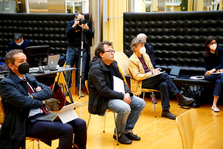„Südtirol hat sich auf den Weg zu einer neuen Tourismuskultur gemacht“, sagte Landesrat Arnold Schuler bei der Pressekonferenz vergangene Woche. Markus Larcher war
mit dabei. In der Titelgeschichte analysiert er, was zwischen Worten und Taten steckt.
Tourismus