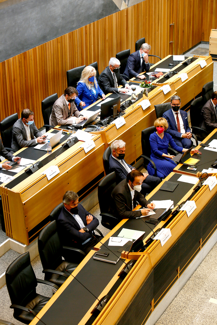 Abgekaempfte Gesichter auf der Regierungsbank