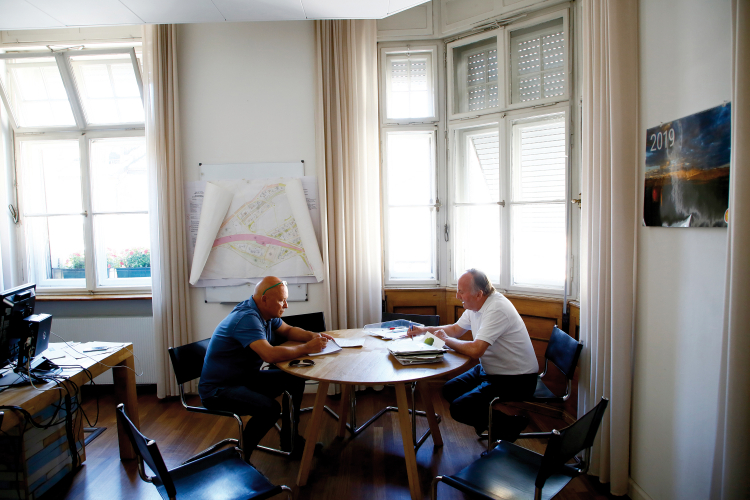 Gespräch mit dem scheidenden Bozner Vizebürgermeister – ff-Chefreporter Norbert Dall’Ò recherchierte die Hintergründe des Rückzugs von Christoph Baur, nachzulesen ab Seite 14. Norbert Dall’Ò und Christoph Baur