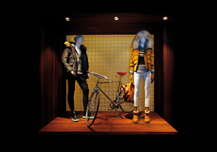 Es gibt kein schlechtes Wetter, nur ungeeignete Kleidung: Mit Daunenjacke und UGG-Boots ausgerüstet, kann einem auch die kalte Winterluft nichts anhaben.
Outfit links: Schuhe, Hose, Cardigan und Jacke: Stone Island; T-Shirt und Mütze: Ko Samui.
Outfit rechts: Jacke: Peuterey; Hemd: Scotch & Soda; Pullover: Penn-Rich; Hose: Two Woman; Schuhe: Ugg.
Gesehen bei: Porticus P8
Mode