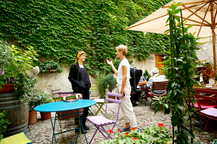 Draußen: Das Sommergespräch für diese Ausgabe hat Alexandra Aschbacher mit der Künstlerin AliPaloma geführt: „Man muss die Kunstblase zum Platzen bringen.“
AliPaloma