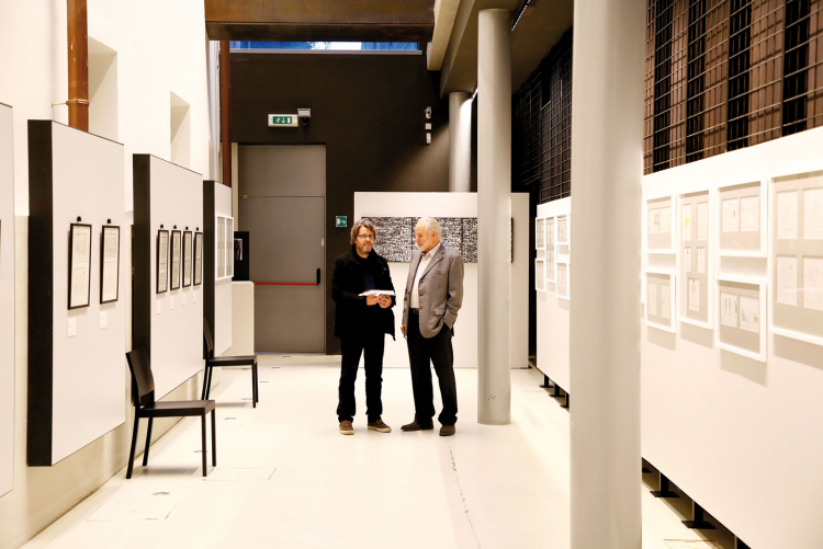 Wie haben Sie das geschafft, 20.000 Karikaturen zu zeichnen, hat Georg Mair Peppi Tischler (rechts) gefragt: Das Palais Mamming in Meran zeigt seine Arbeiten gerade zusammen mit denen von Eduard Thöny und Paul Flora. In Zeiten von Thöny waren Karikaturen schnell ein Aufreger, heute müssen sie schon sehr deftig sein, um einen Skandal zu provozieren. Palais Mamming Ausstellung