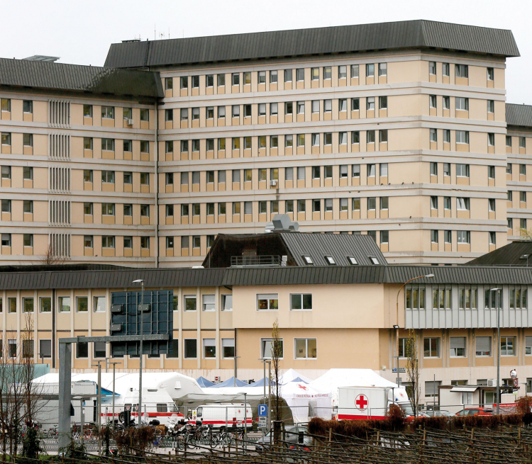 Das Landeskrankenhaus Bozen: Zurzeit wird viel Personal umgeschichtet, Ärzte und Pfleger werden für die Covid-Stationen abgezogen. Landeskrankenhaus