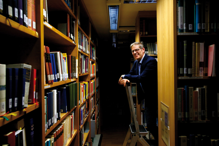 Alexander Notdurfter in der Bibliothek