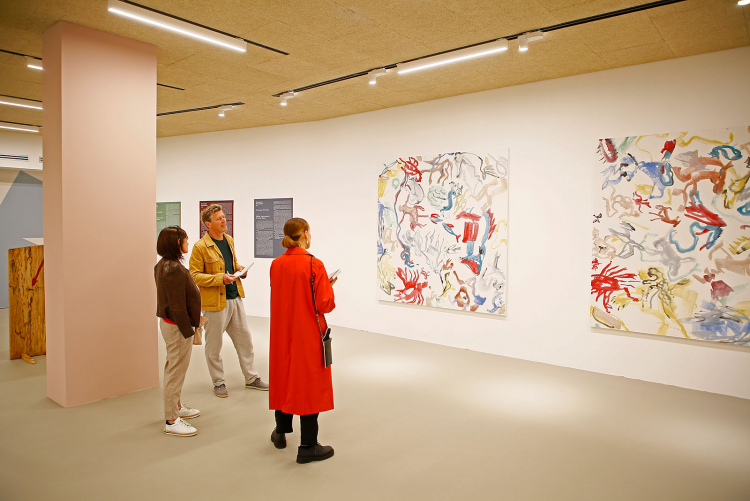 Aktueller denn je: Markus Larcher mit Direktorin Doris Ghetta (links) im Luis-Trenker-Saal in St. Ulrich, dem Hauptausstellungsraum der Biennale. Markus Larcher und Doris Ghetta