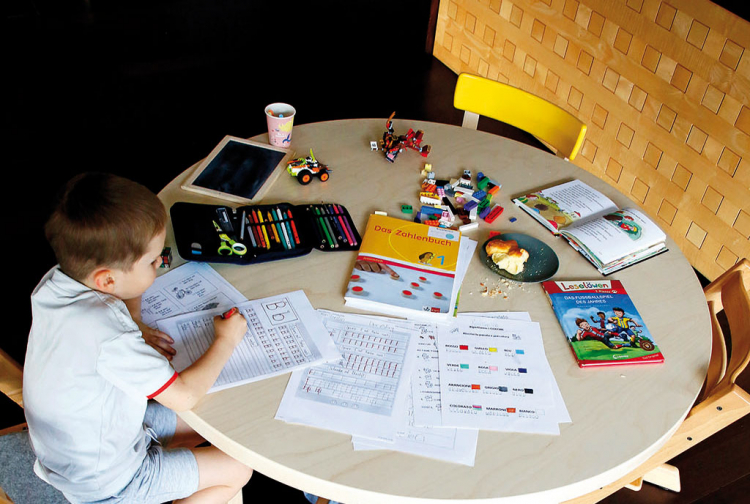 Mama, wir möchten gerne wieder in die Schule: Am Anfang Euphorie, jetzt kommt die Sehnsucht nach dem Klassenzimmer. Sehnsucht nach dem Klassenzimmer