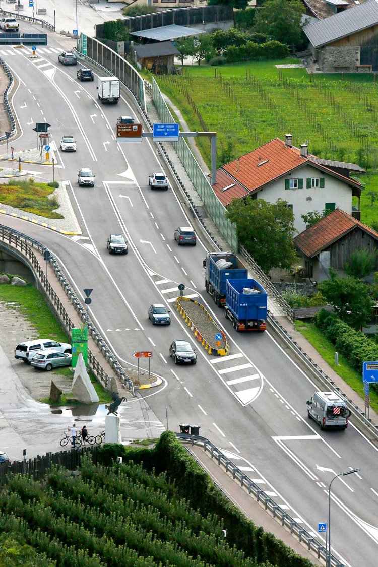Lärmschutzwände, wie hier auf der Vinschgauer Straße am Eingang des Schnalstales, können den Lärm zwar reduzieren, nicht aber eliminieren. „Das wäre eine Illusion“, meint Amtsdirektor Georg Pichler. Vinschgauer Straße