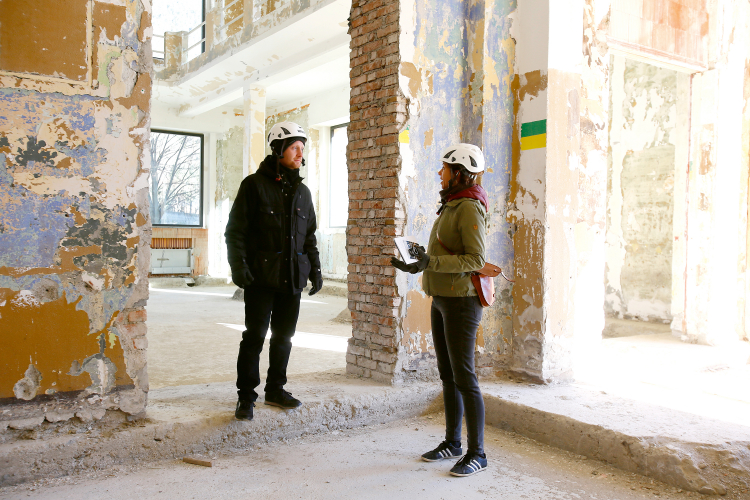 In der Drusus-Kaserne. Dunja Smaoui spricht mit Hannes Goetsch, der in Schlanders ein
Gründerzentrum entstehen lassen will. Hannes Goetsch und Dunja Smaoui