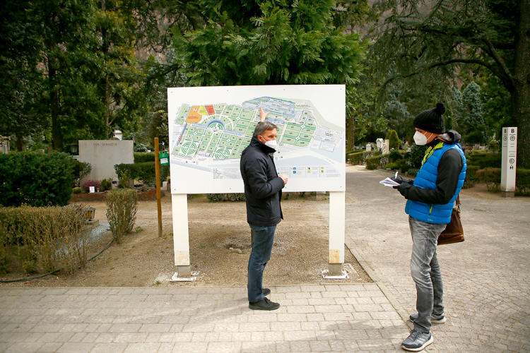 Lernen, über den Tod zu sprechen: Karl Hinterwaldner im Gespräch mit Luis Walcher, Vizebürgermeister von Bozen: „Auf einem Friedhof“, sagt Walcher, „lässt sich der Zustand einer Gesellschaft ablesen.“
Karl Hinterwaldner im Gespräch mit Luis Walcher