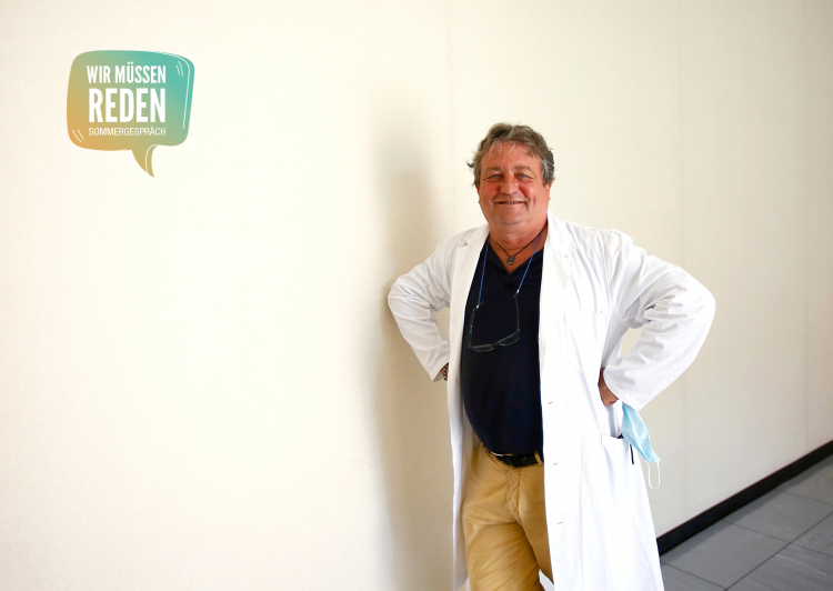 Bevor er Arzt wurde, versuchte er es mit dem Soldaten-Dasein. Das aber war dann doch nichts für ihn. „Ein Pathologe“, sagt Guido Mazzoleni, „ist näher an der Krankengeschichte eines Patienten dran, als viele denken.“ Mit 1. Juli geht er in den Ruhestand. Seine Nachfolge tritt eine Frau an: Esther Hanspeter, seine bisherige Stellvertreterin. Guido Mazzoleni