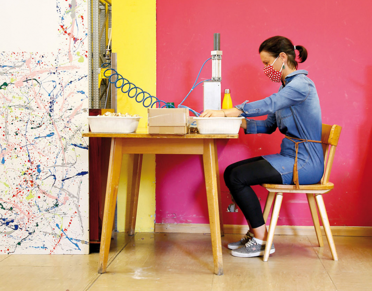 Sara Rabensteiner am Arbeitsplatz