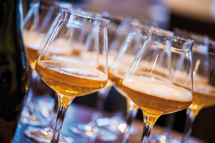 Ein gutes Bier wird aus guten Rohstoffen gewonnen. Und auch auf die Herstellung kommt es an: Beim sogenannten Craft-Bier wird weder gefiltert noch pasteurisiert. Damit ist es zwar geschmacksintensiver als kommerzielle Biere, dafür aber weniger lang haltbar. Bier