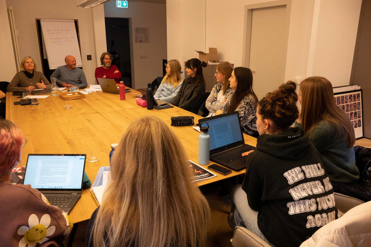 Die Schüler und Schülerinnen präsentieren die Rohfassung ihrer Reportagen für den Gabriel-Grüner-Schülerpreis. Sie trafen sich mit den Referenten Georg Mair und Uschi Entenmann in der Redaktion der ff.