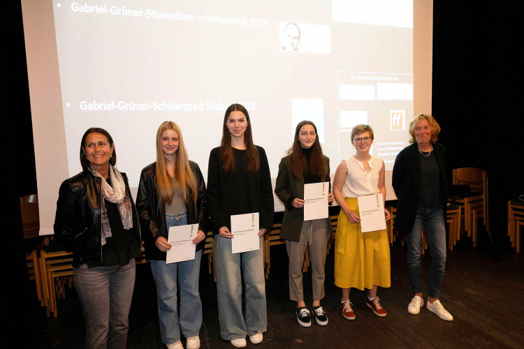 Die Gewinnerinnen des Gabriel-Grüner-Schülerpreises, eingerahmt von ihren Lehrerinnen (von links): Gudula Galvan (Klassisches Gymnasium Bozen), Beatrix Stricker und Veronika Liensberger, Sophia Steinegger und Leonie Rita Pichler, Helga Graziadei (Kunstgymnasium Meran).