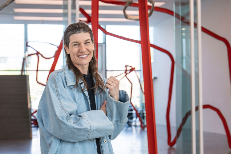 Tanja Pichler ist in der Kultur vielfältig unterwegs: hier im Museion (in der Ausstellung von Eduard Habicher), wo sie seit Kurzem als Präsidentin waltet.