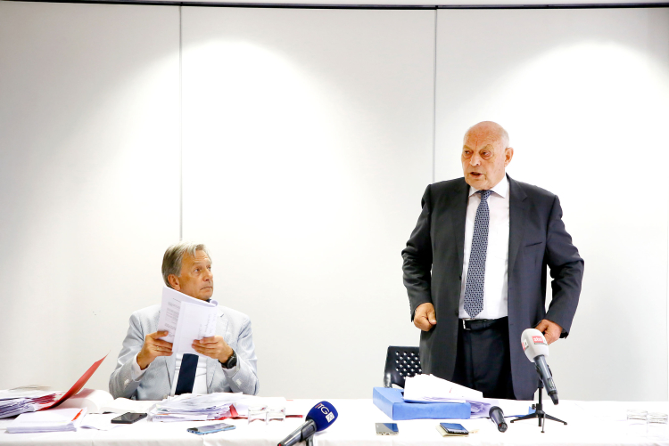 Altlandeshauptmann Luis Durnwalder (rechts) mit seinem Anwalt Gerhard Brandstätter: „Habe keinen einzigen Cent veruntreut oder in die eigene Tasche gesteckt.“