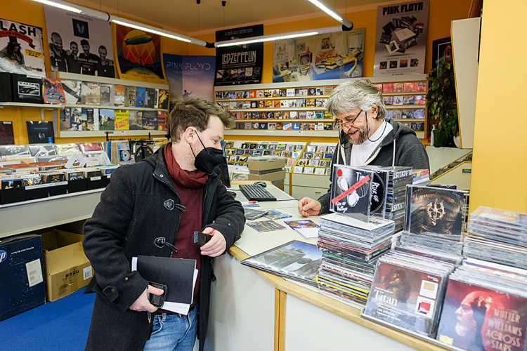 Wer ist der Typ, von dem es heißt, dass er die Südtiroler Musikszene kennt wie kein anderer? Andrej Werth wollte es herausfinden und hat Walter Eschgfäller in seinem Bozner Plattenladen besucht. Erfahren hat Werth unter anderem, dass Eschgfäller 1983 für die ff beim „Grand Prix Eurovision de la Chanson“ in München mit dabei war. Mehr darüber lesen Sie ab Seite 50.
Andrej Werth mit Walter Eschgfäller